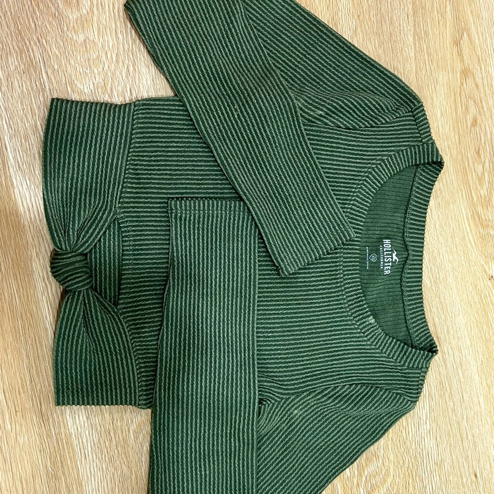 Long sleeve cropped green top